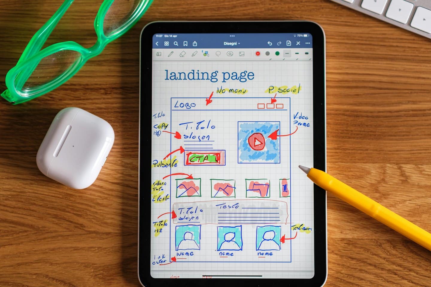 Tablet con design wireframe su una scrivania con accessori.